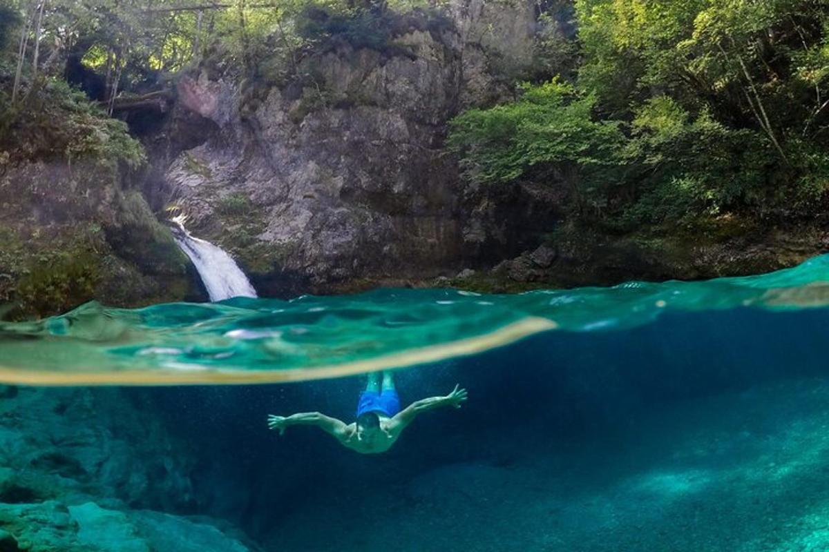 особа која плива у води близу водопада