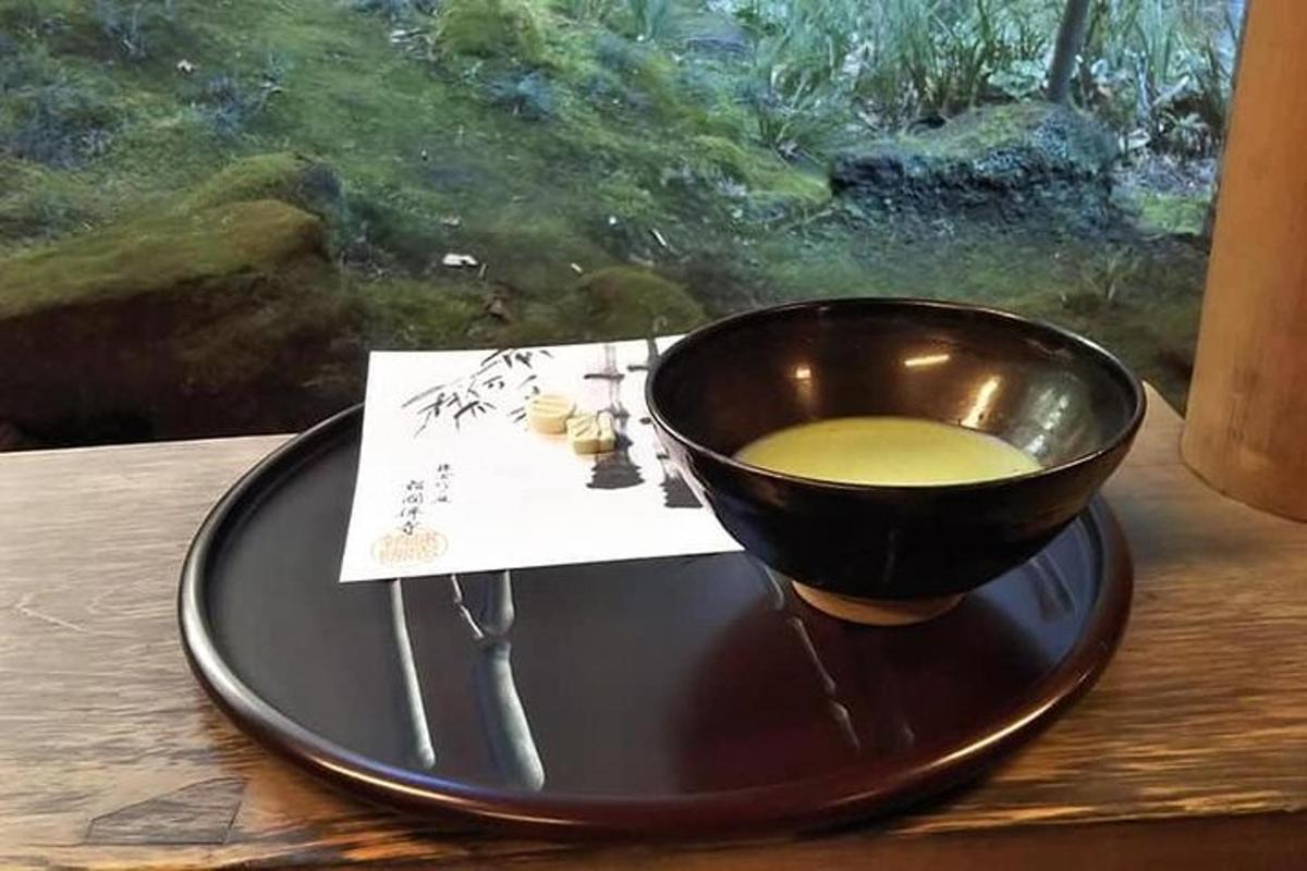 テーブルの上の黒い皿の上にスープの入ったボウル
