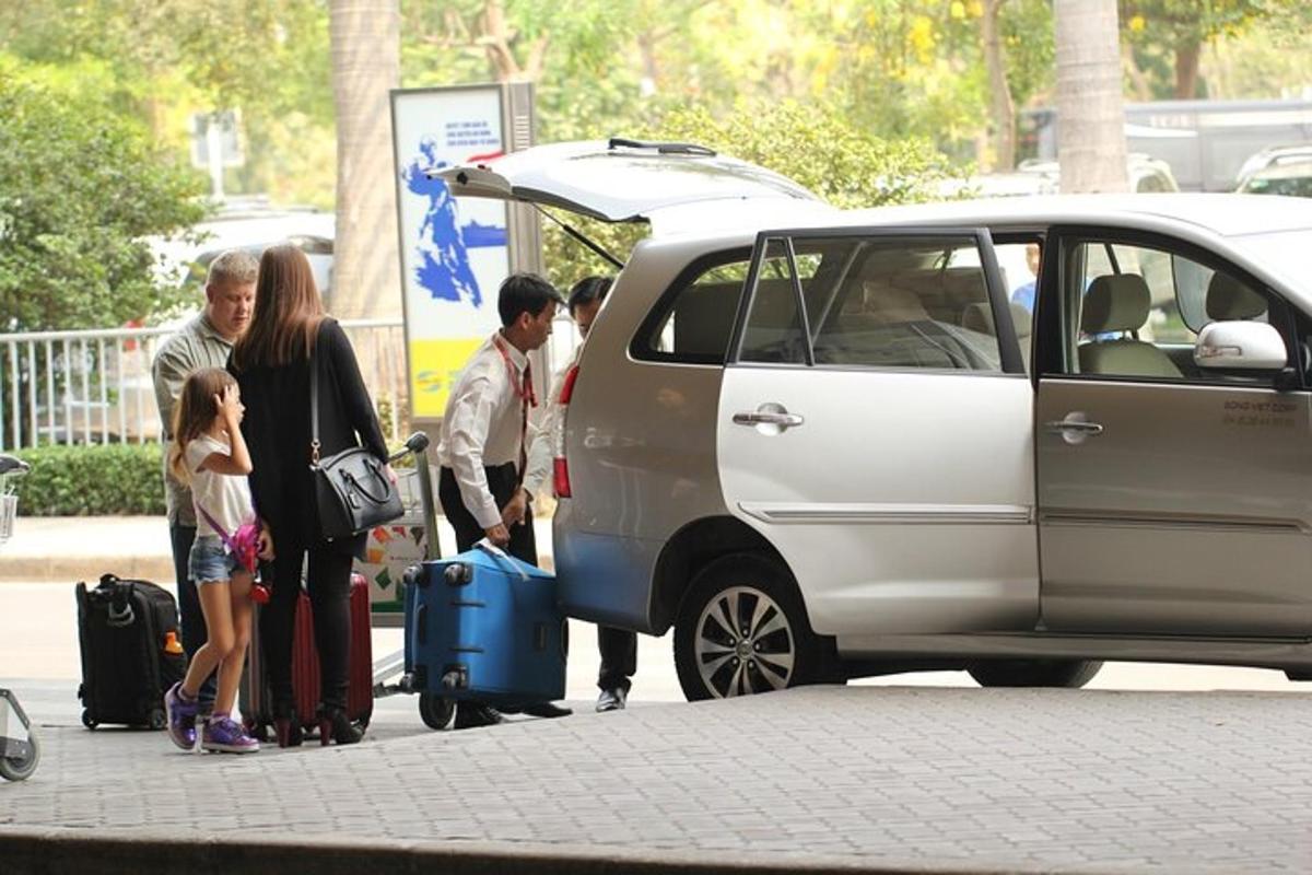 um grupo de pessoas paradas do lado de fora de um carro
