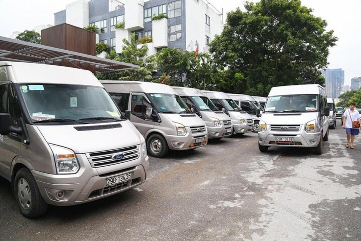 uma fileira de vans brancas estacionadas em um estacionamento