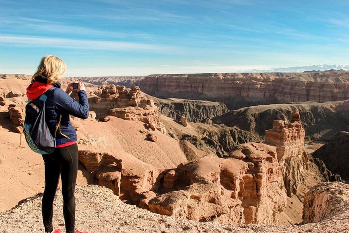 una donna che scatta una foto del Grand Canyon