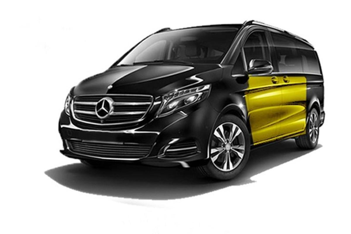 Černožluté auto na bílém pozadí