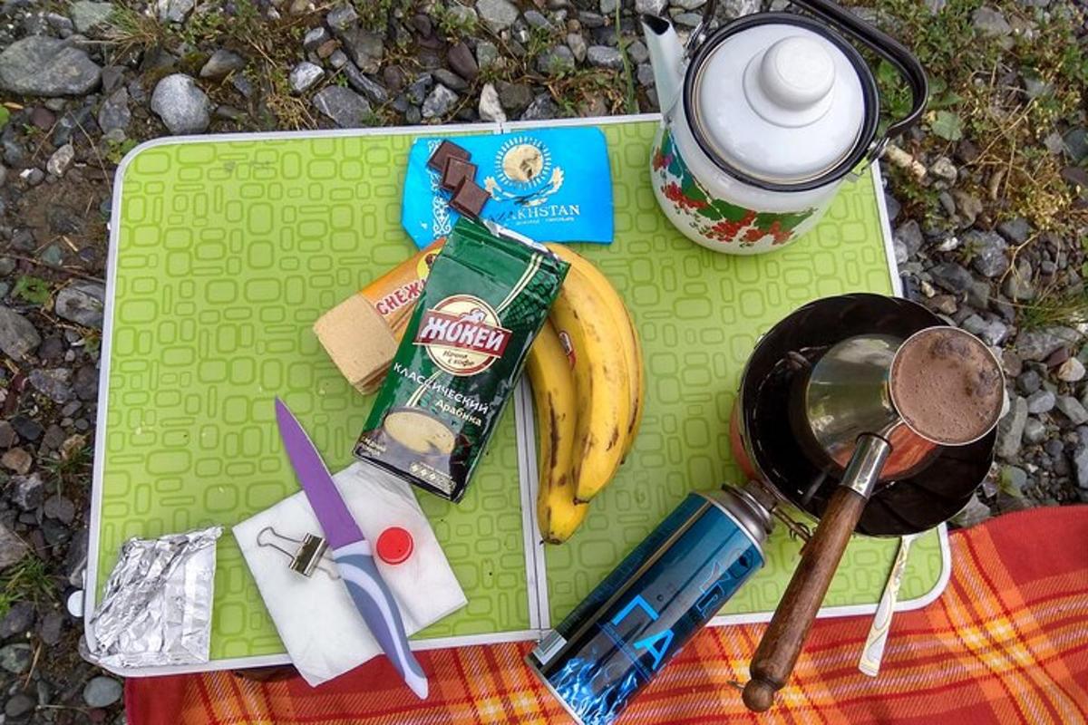 zielona taca z bananem i innymi przedmiotami na niej