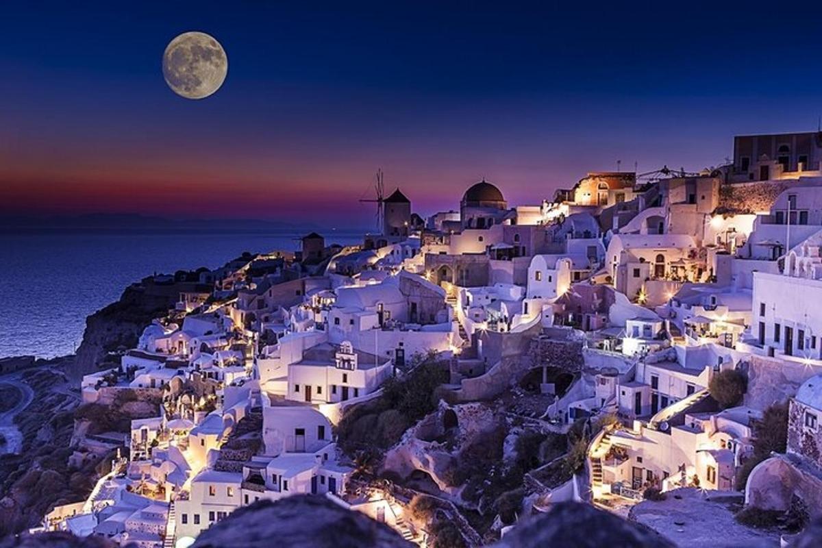un gruppo di edifici bianchi su una collina di notte