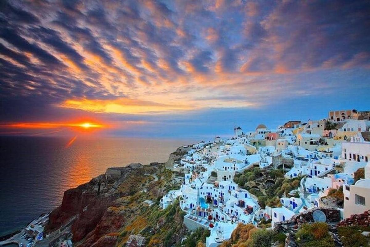 un'isola con edifici bianchi e l'oceano al tramonto