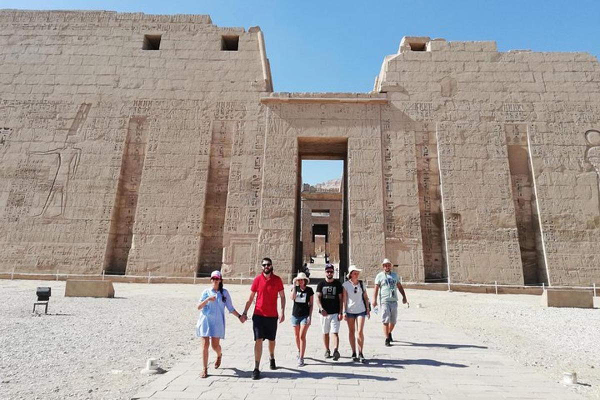 μια ομάδα ανθρώπων που περπατούν μπροστά από ένα κτίριο