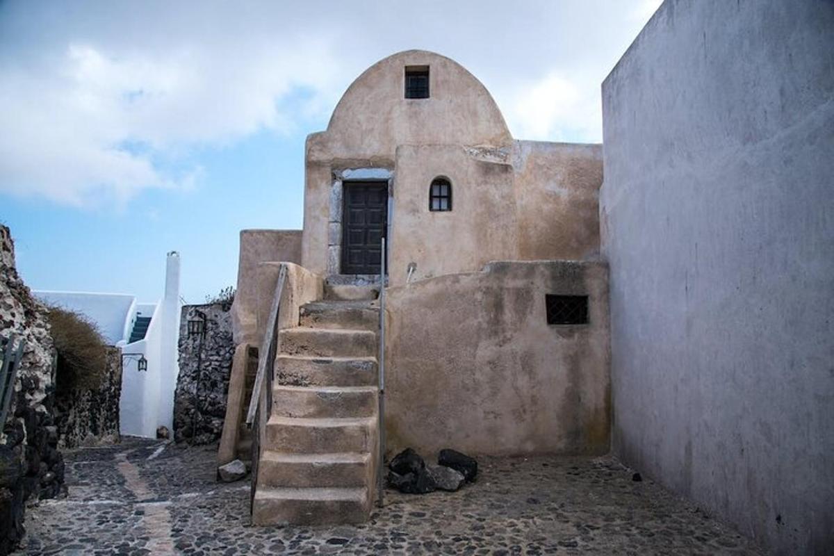 un vecchio edificio con scale che portano a una porta