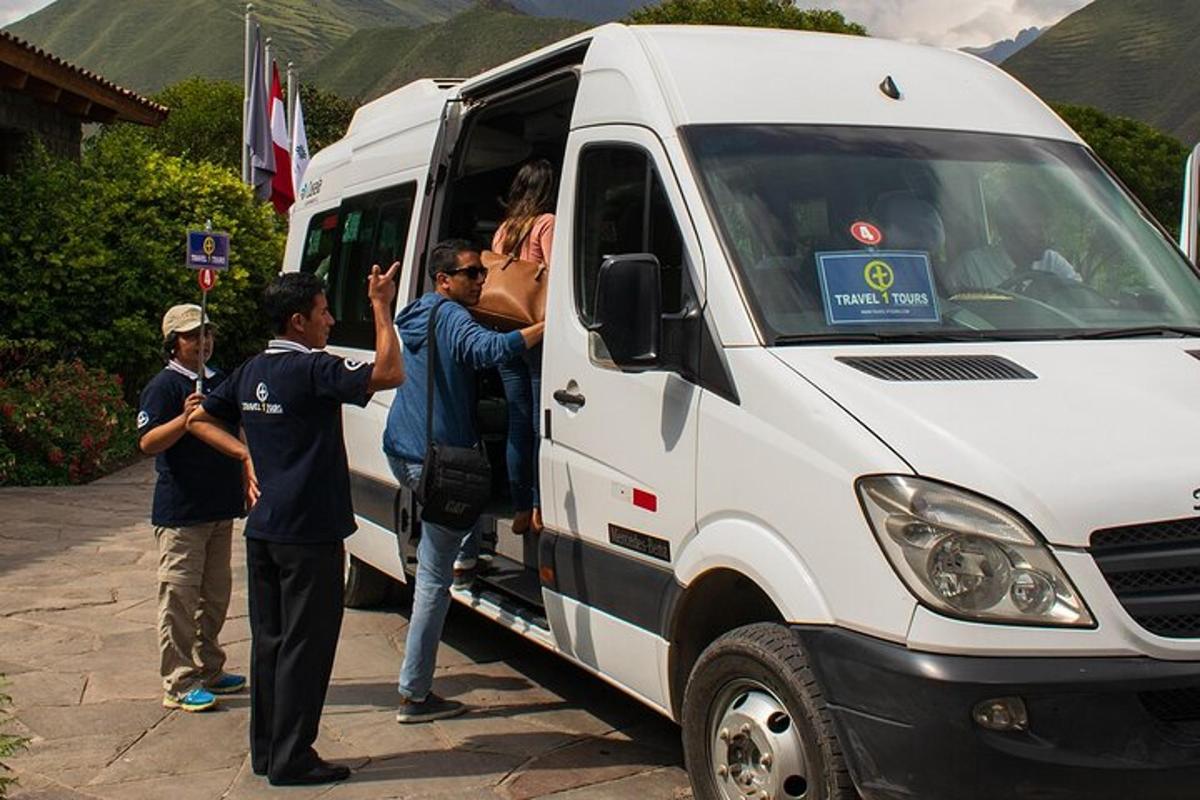 un grup de persones baixant d'una furgoneta blanca