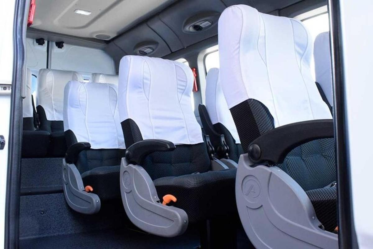 vista interior d'un autobús buit