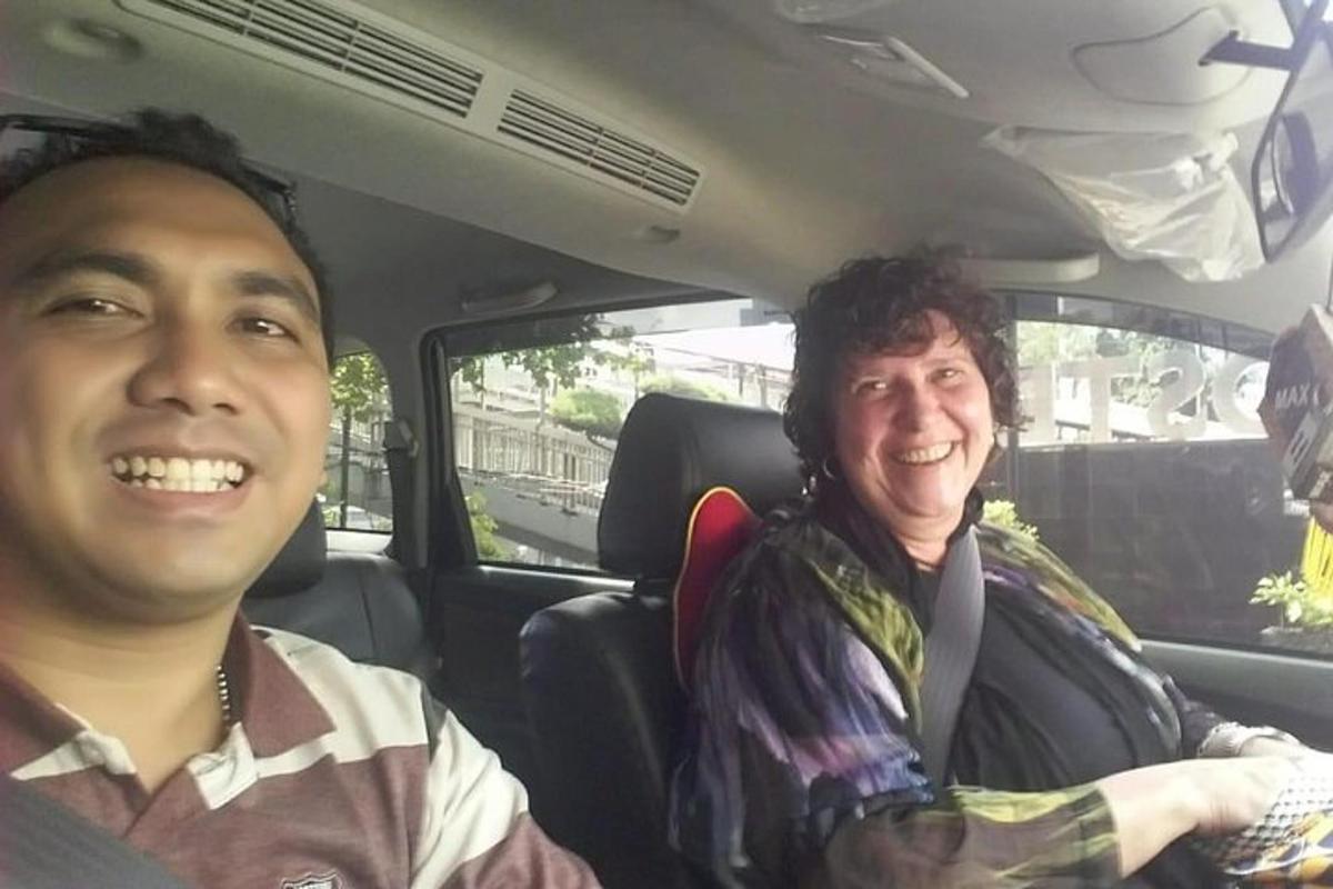 un uomo e una donna seduti in macchina