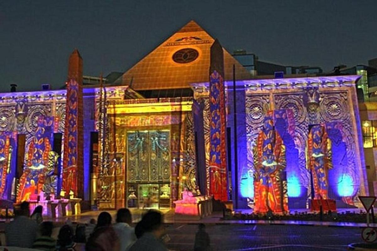 ein beleuchtetes Gebäude mit violetten und blauen Lichtern