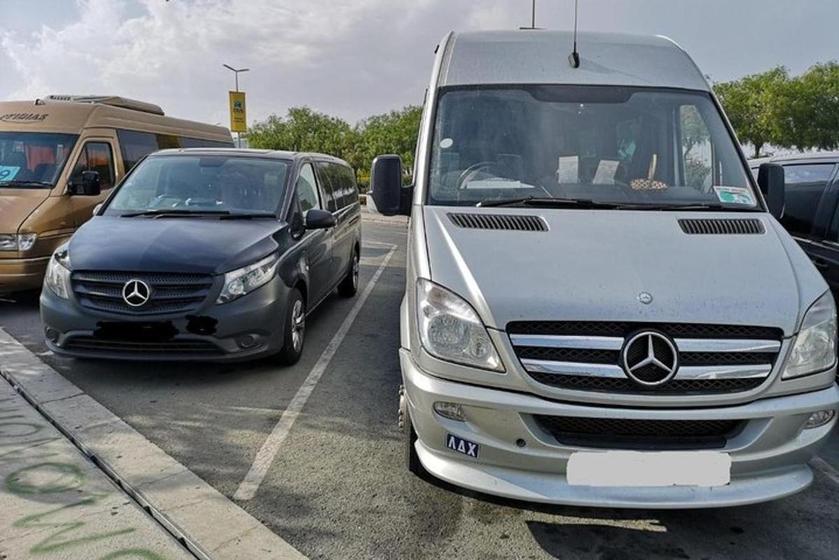 parklas pargitud kaubik ja auto