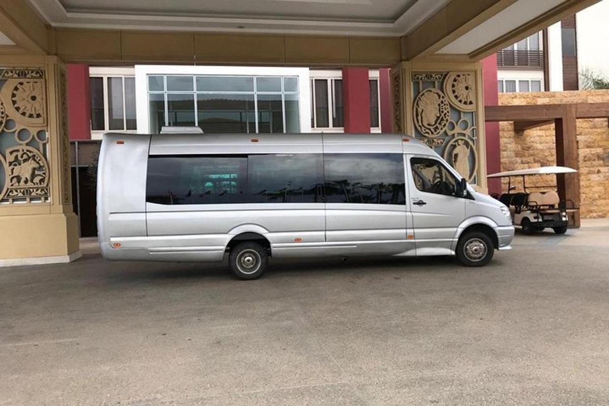 uma van branca estacionada em frente a um prédio