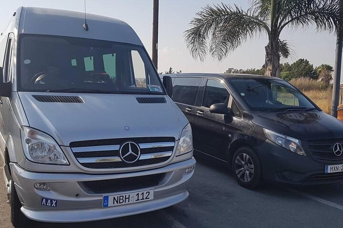 dois veículos estacionados um ao lado do outro em um estacionamento