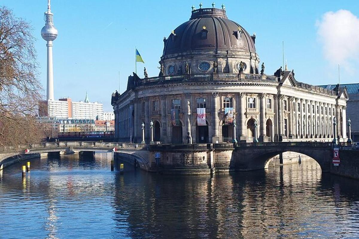 un edificio su un ponte sopra uno specchio d'acqua