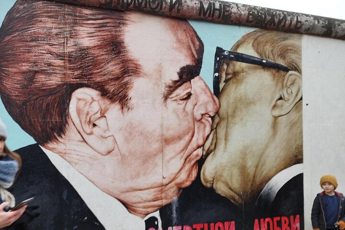 veggspjald af manni að kyssa annan mann