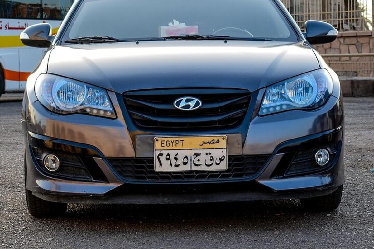 stříbrné auto zaparkované na parkovišti
