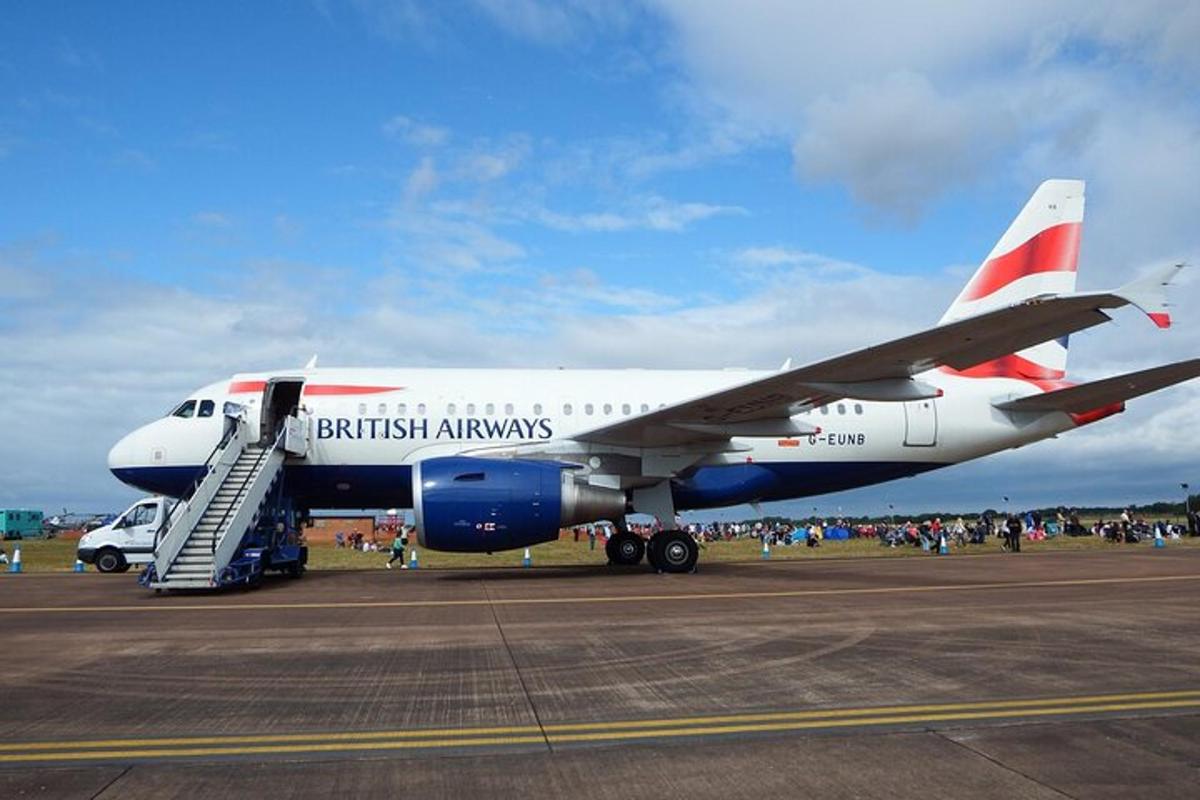 Letadlo British Airways zaparkované na ranveji