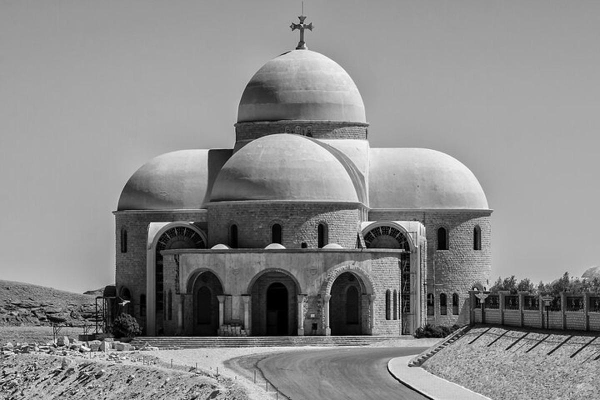 černobílá fotografie kostela s křížem