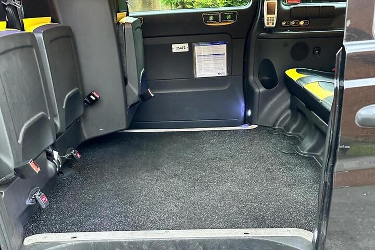pohled dovnitř otevřených dveří autobusu