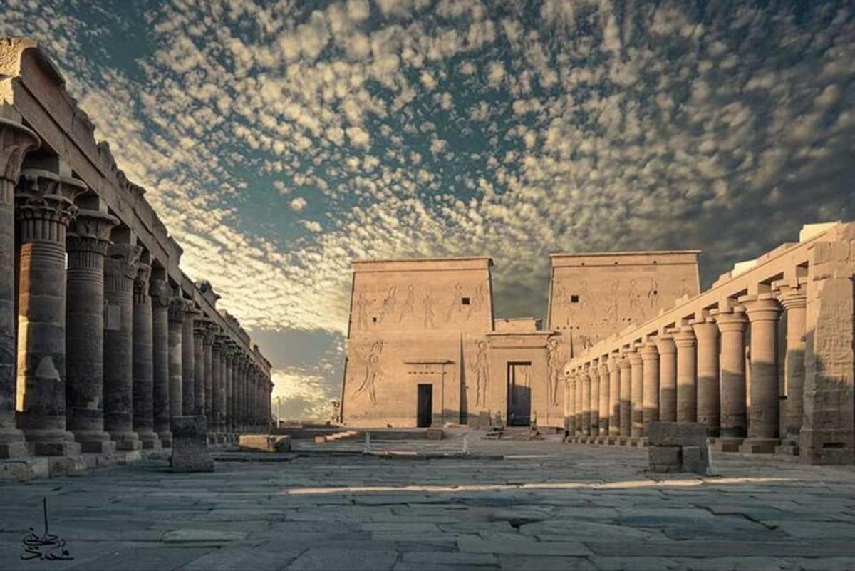 مبنى قديم ذو أعمدة وسماء غائمة
