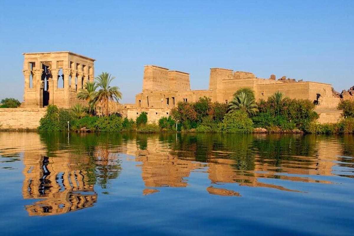 مبنى مع انعكاسه في مسطح مائي