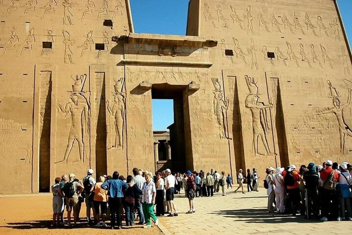 مجموعة من الأشخاص يقفون أمام مبنى
