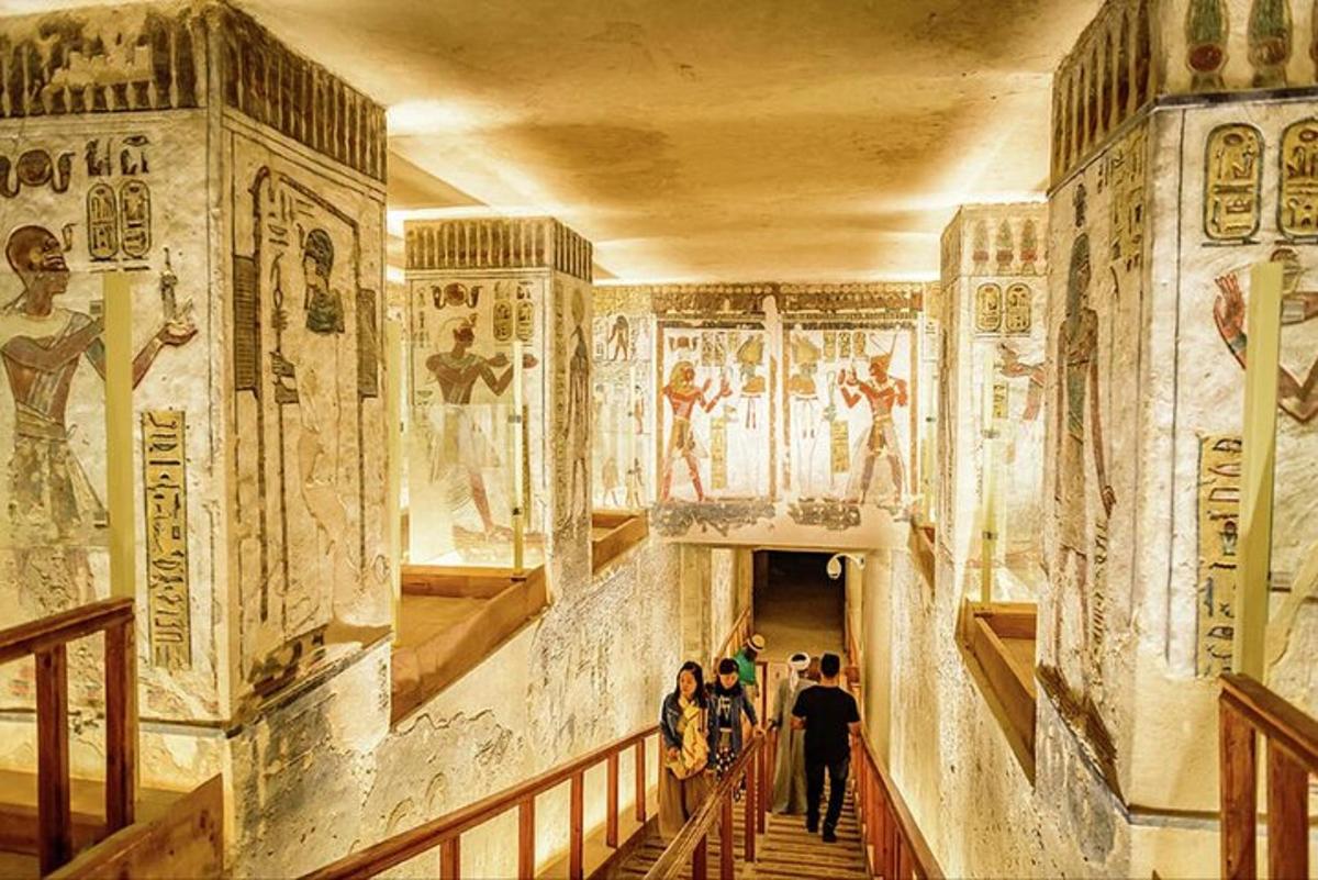 um grupo de pessoas caminhando por um museu com pinturas