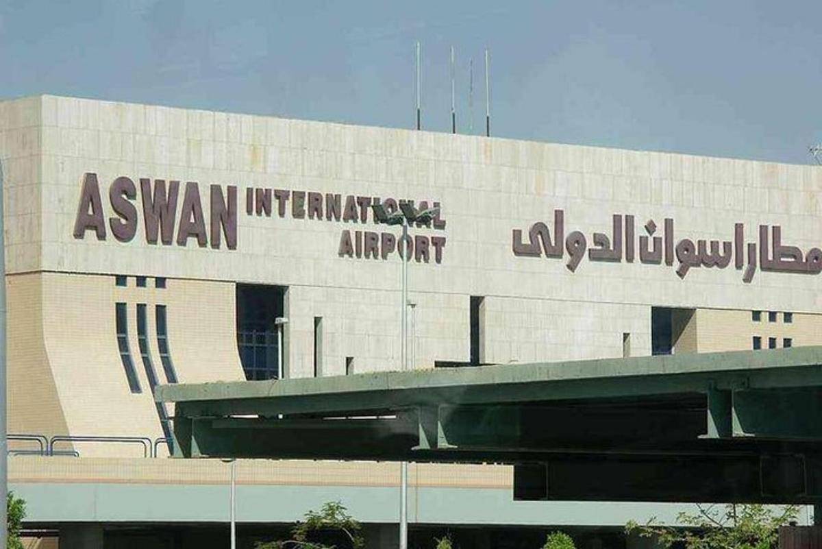 un bâtiment avec un panneau indiquant l'aéroport international d'Assouan