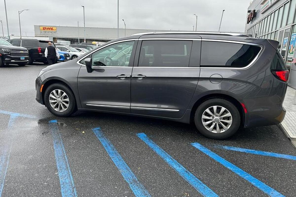 en sølvfarget varebil parkert på en parkeringsplass