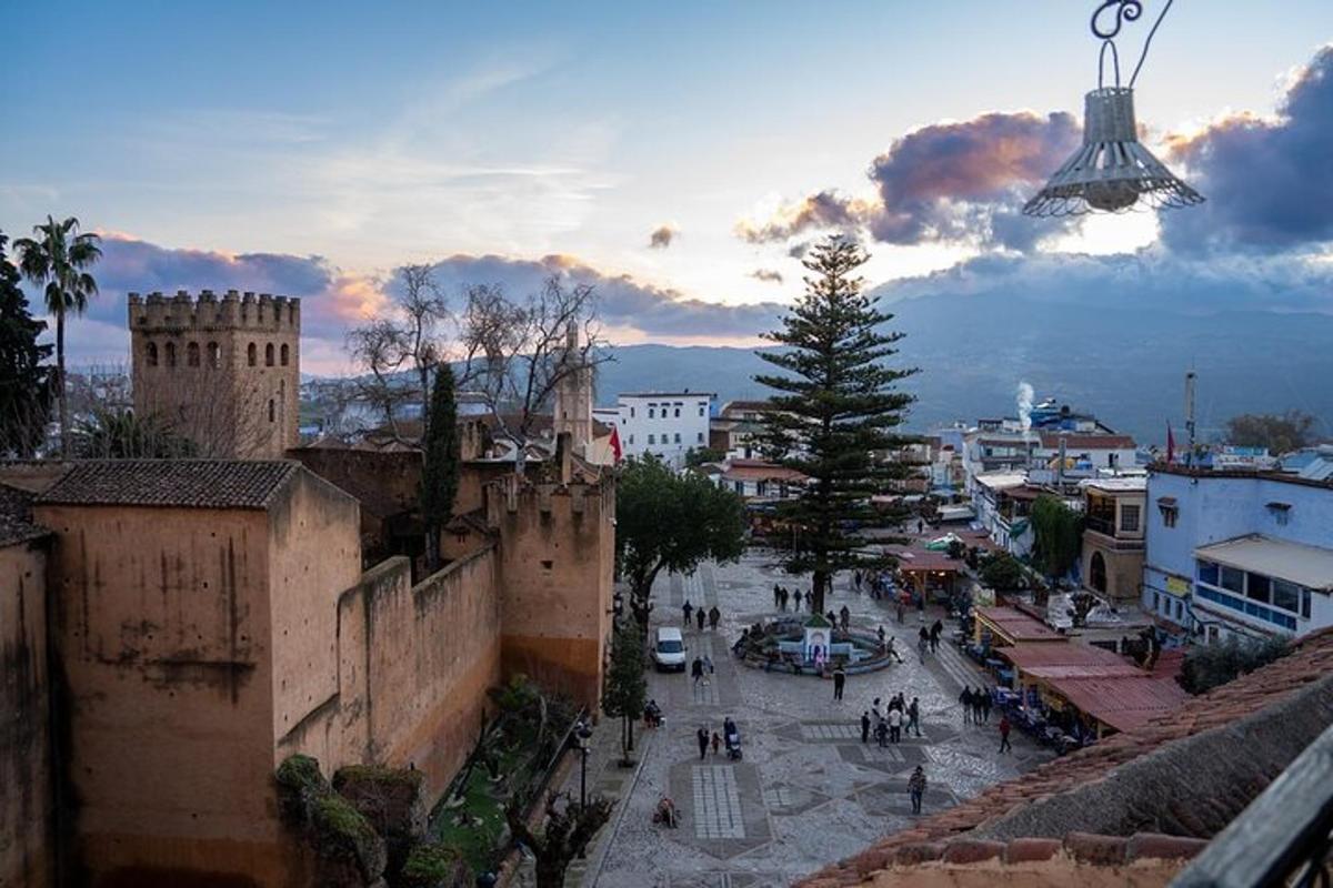 una vista di una città con persone che camminano su una strada