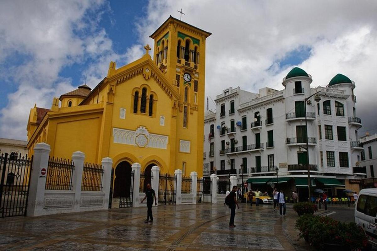 un edifici groc amb una torre de rellotge en una ciutat