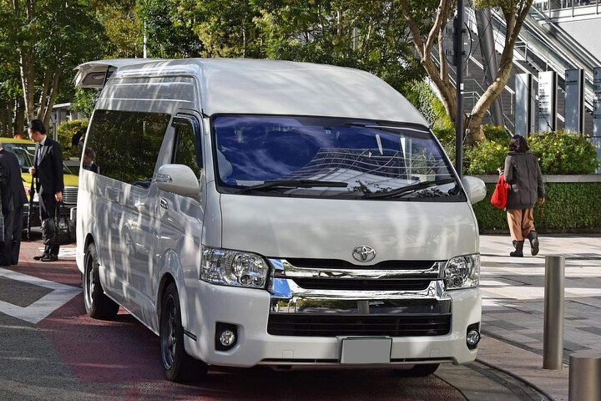 sebuah van putih diletakkan di tepi jalan