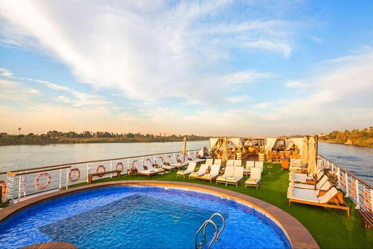 una piscina en la cubierta de un crucero