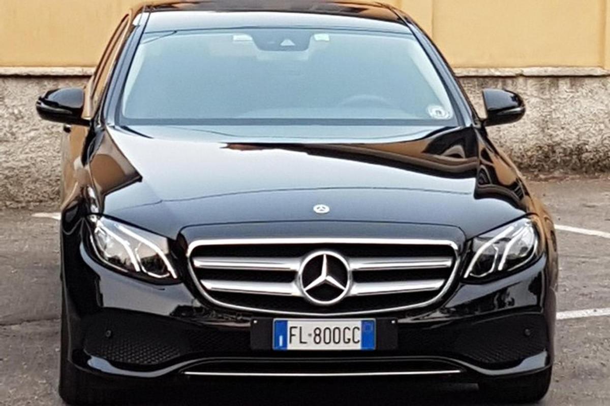 une voiture noire garée sur un parking