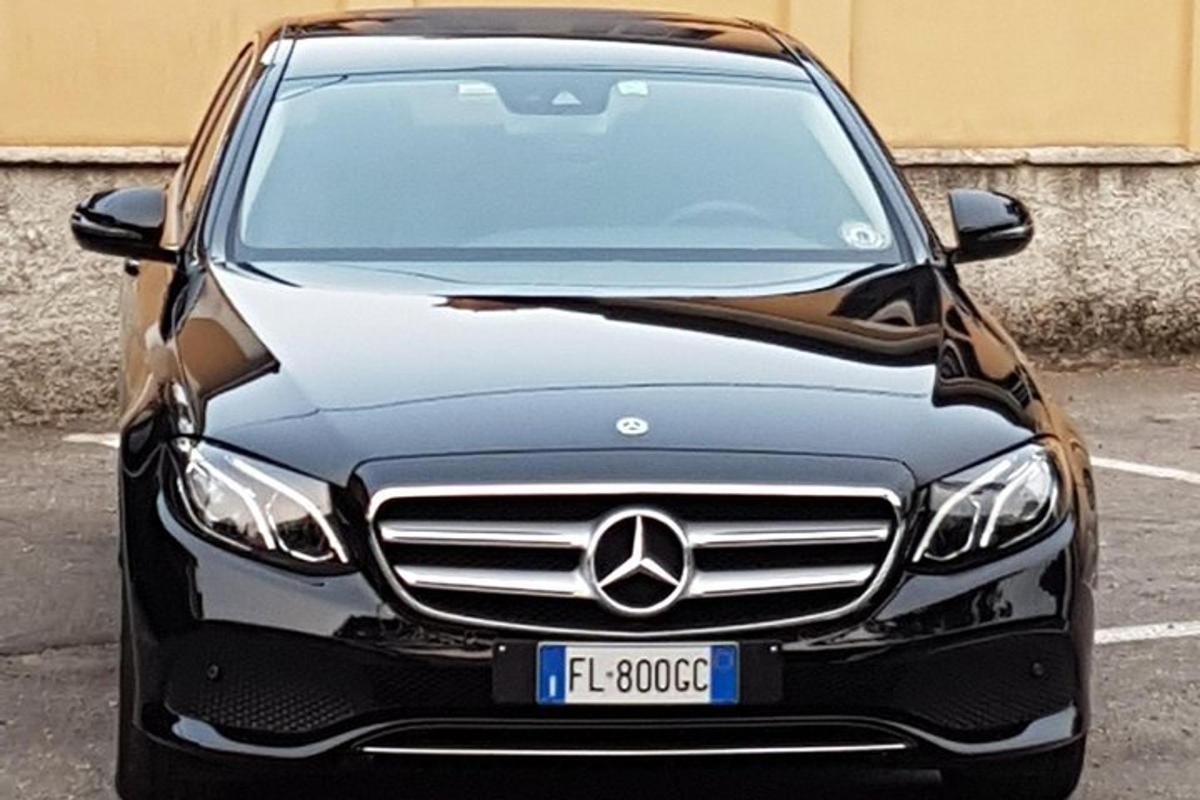 Černé auto Mercedes Benz zaparkované na parkovišti