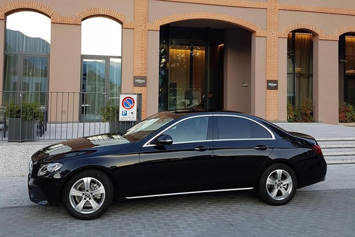 en svart bil parkerad framför en byggnad