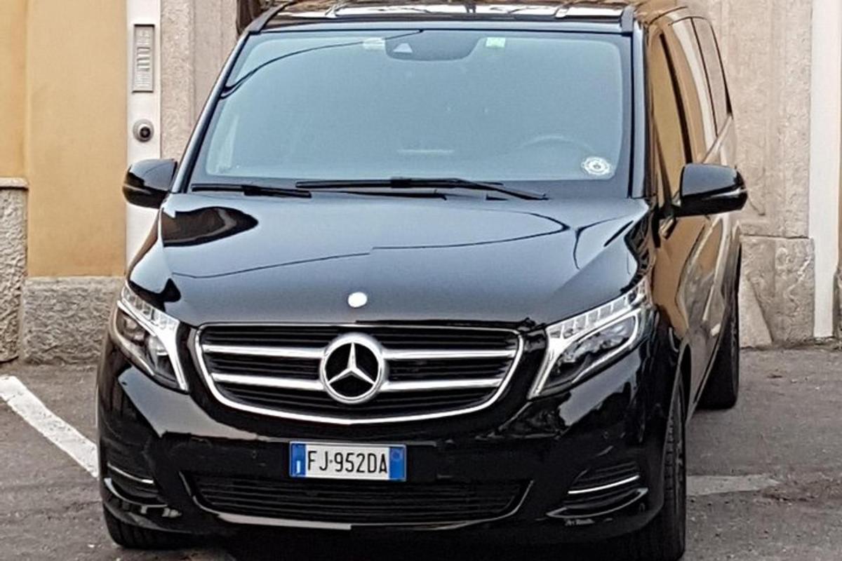 černé auto zaparkované na parkovišti