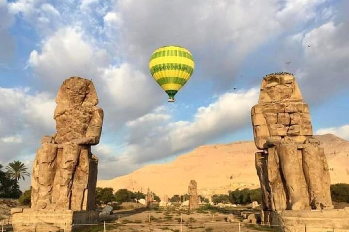 belon udara panas terbang di atas kuil purba