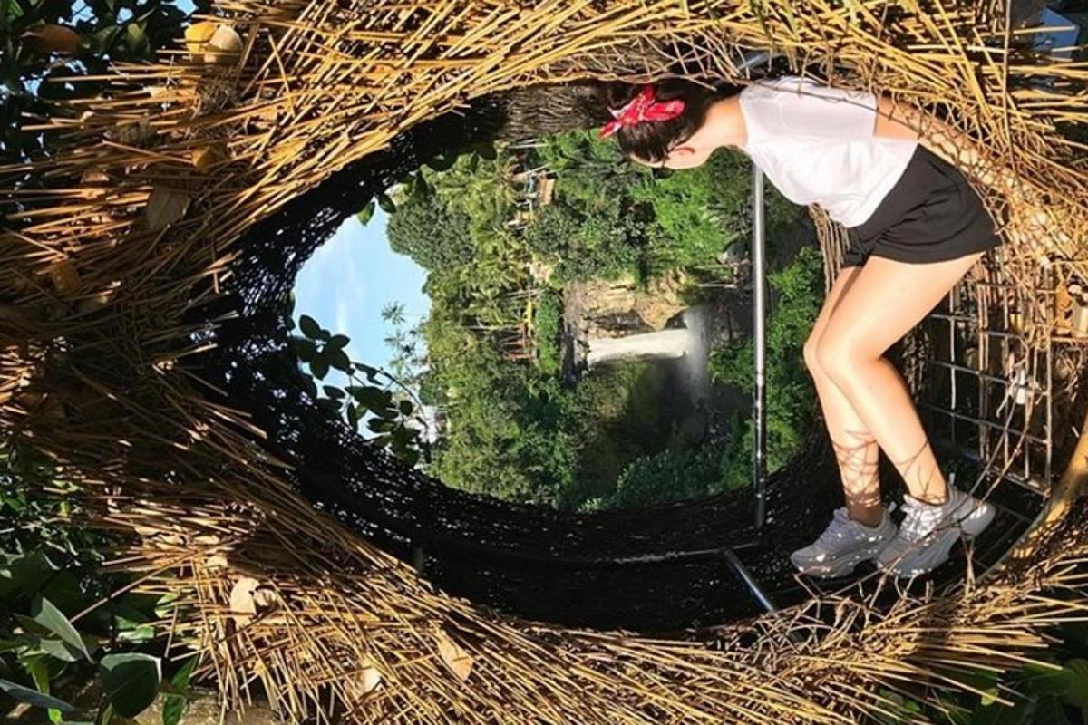 una donna che si guarda in uno specchio con un giardino al suo interno