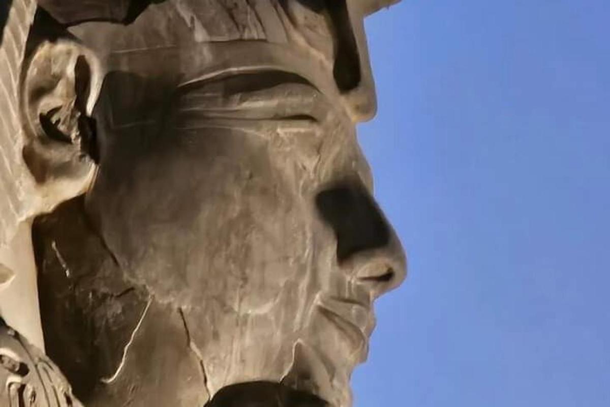 o statuie a unui bărbat care privește spre cer