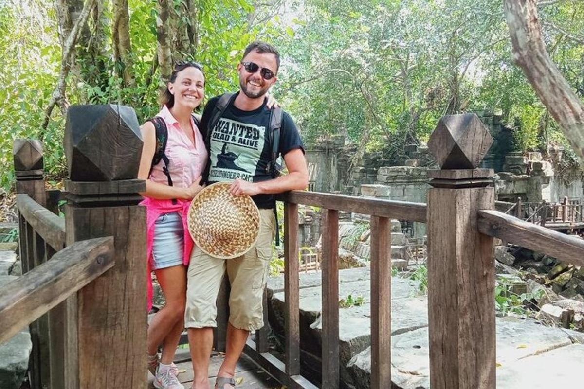 un home i una dona drets en una tanca