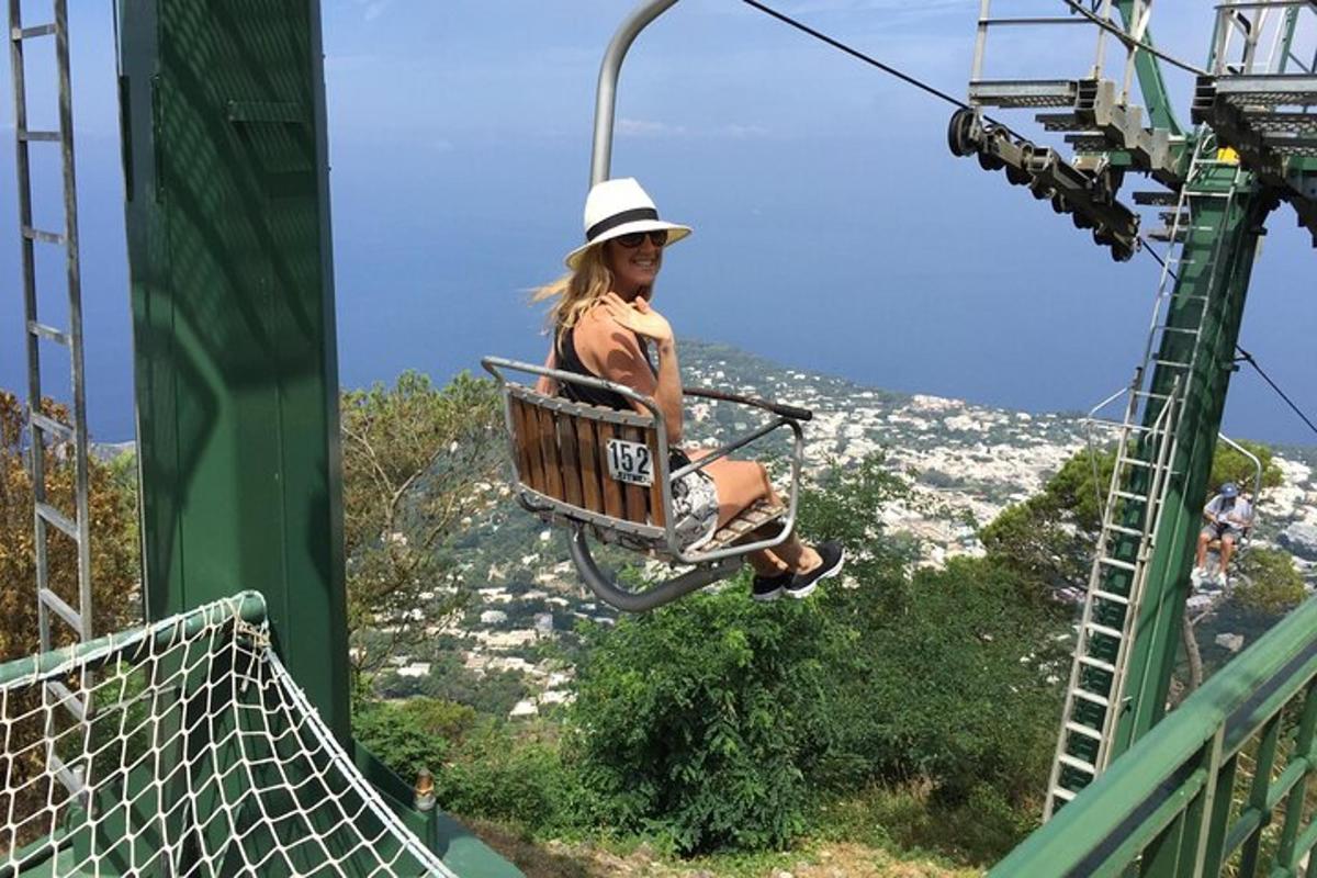 μια γυναίκα που οδηγεί μια γόνδολα σε ένα τρενάκι του λούνα παρκ