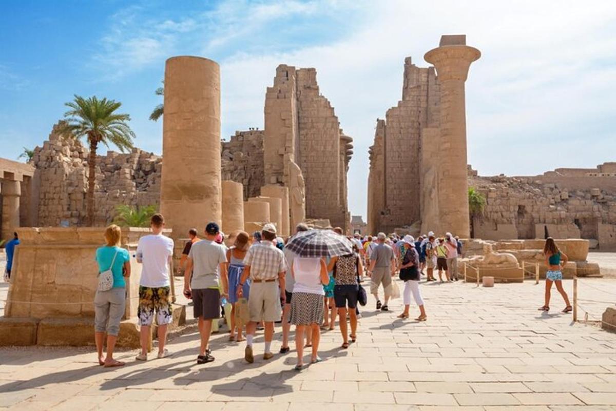 Un grupo de personas caminando por las ruinas