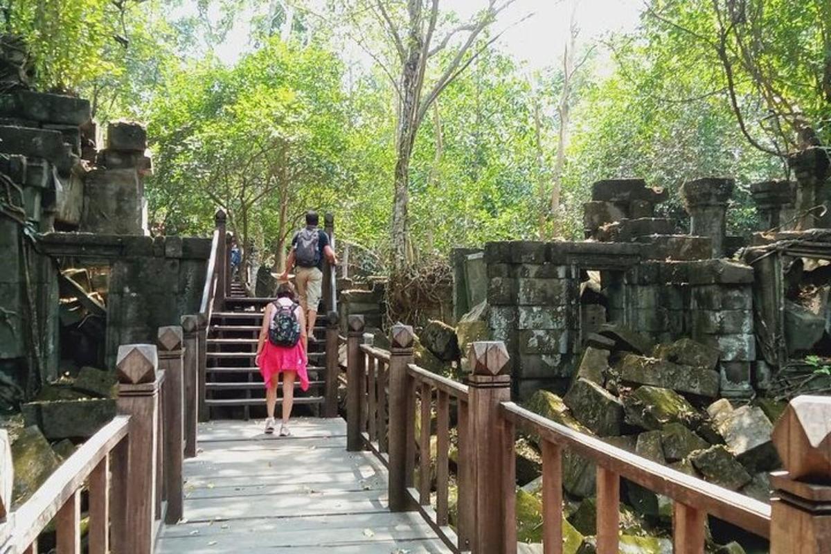 Un hombre y una mujer caminando por un puente de madera