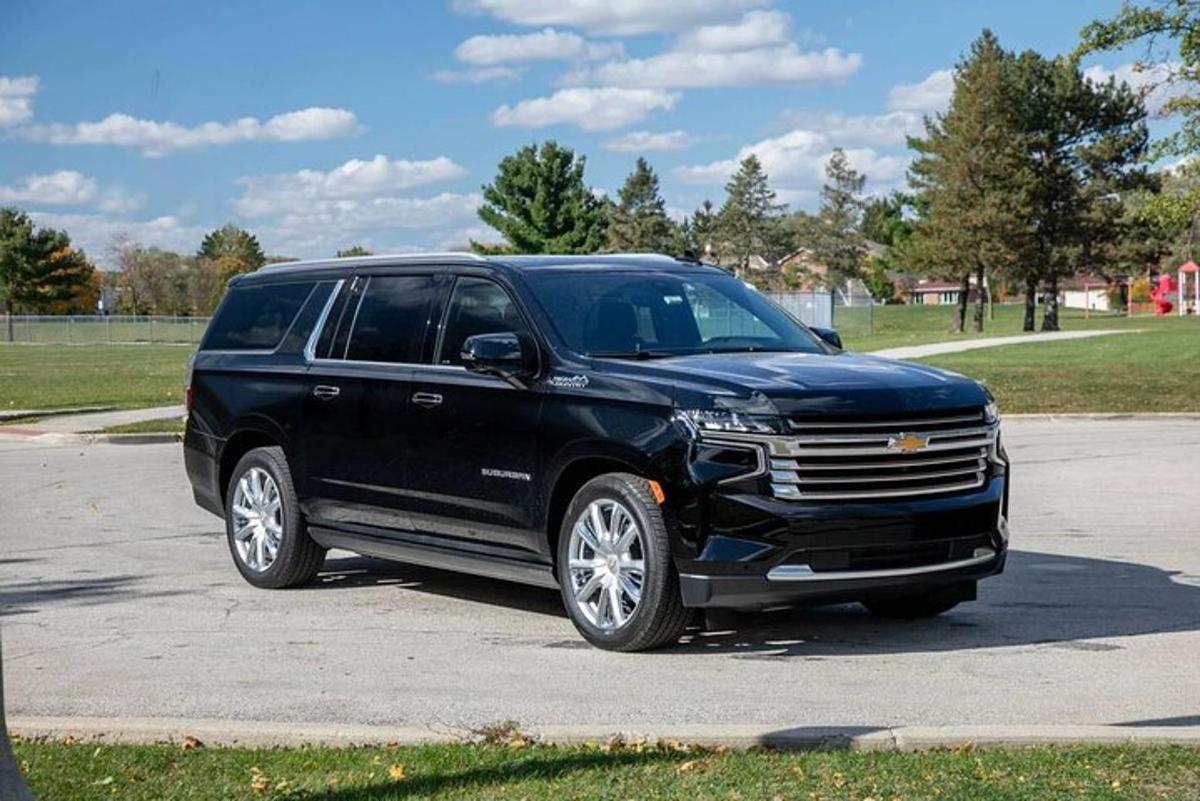 주차장에 주차된 검은색 SUV