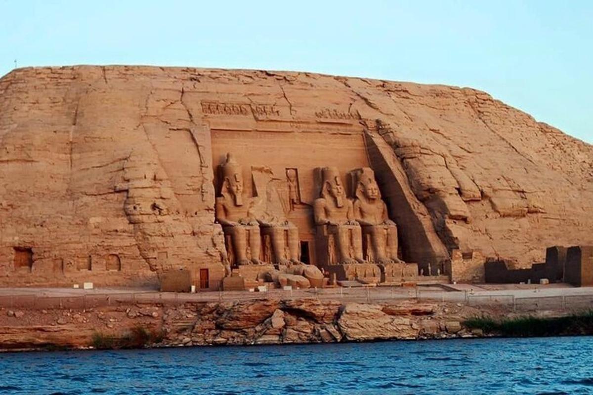 et stenrelief af mennesker på siden af en klippe