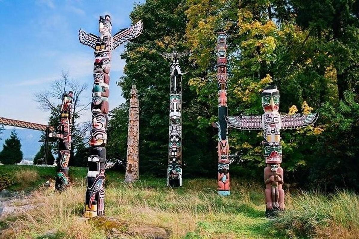 sekumpulan tiang totem di padang