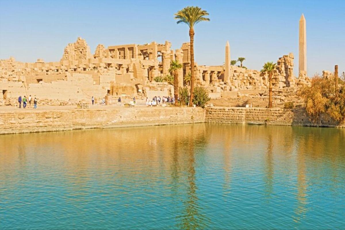 una vista de un edificio con un cuerpo de agua