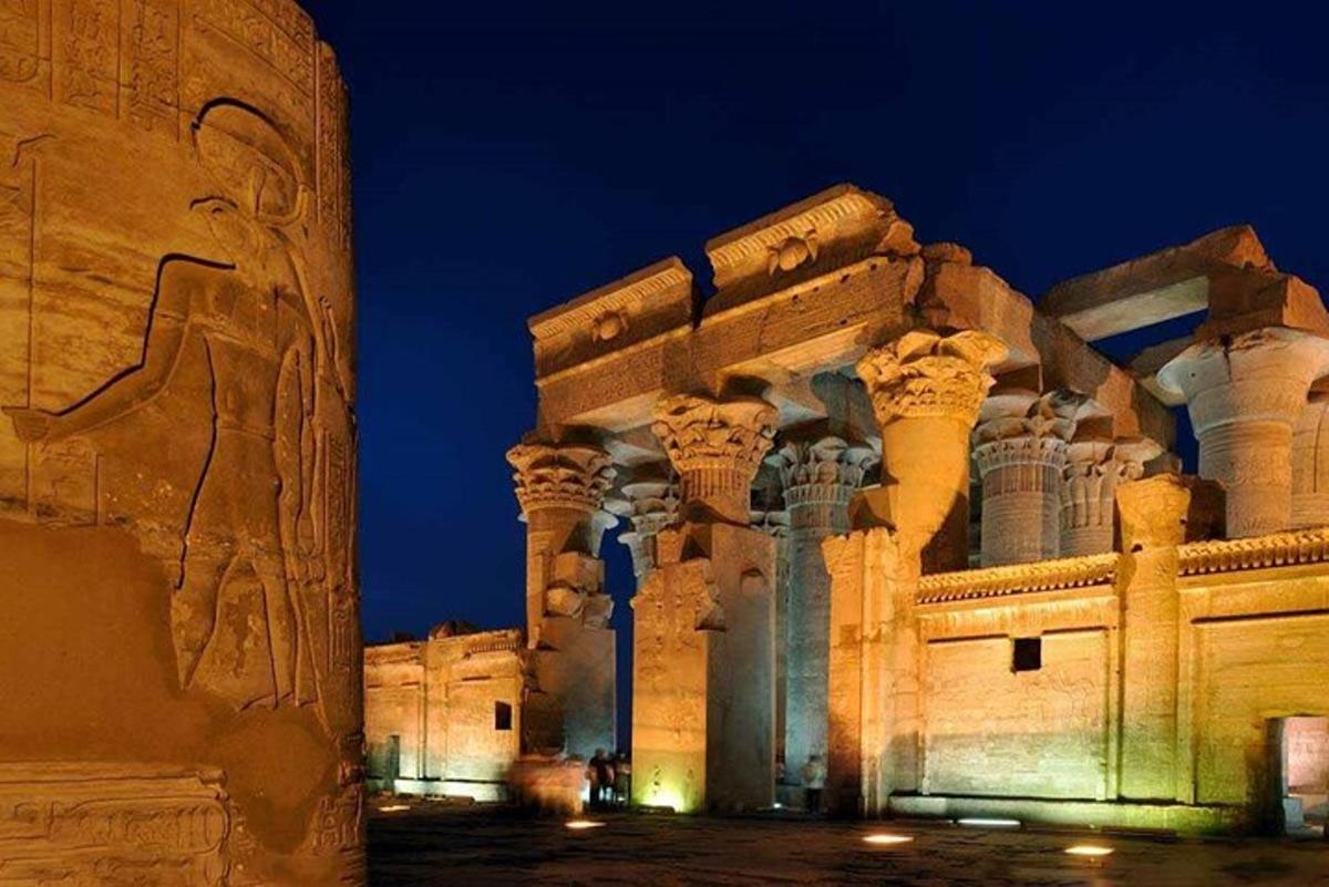 Un edificio antiguo con columnas por la noche.